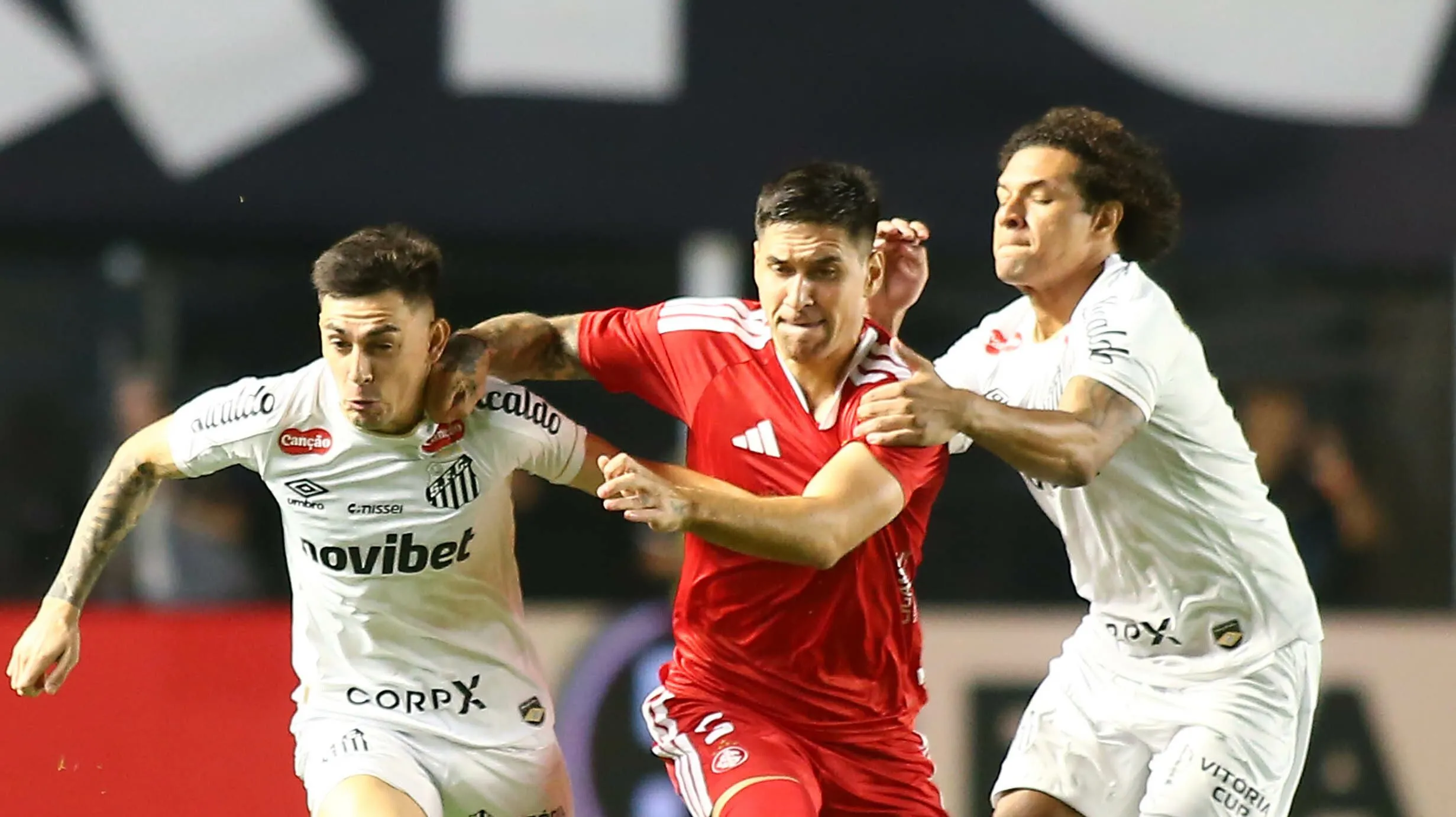 Foto: Mauricio De Souza/AGIF – Gonzalo E. em disputa de bola com Bruno Gomes, do Internacional, em jogo na Vila Belmiro.