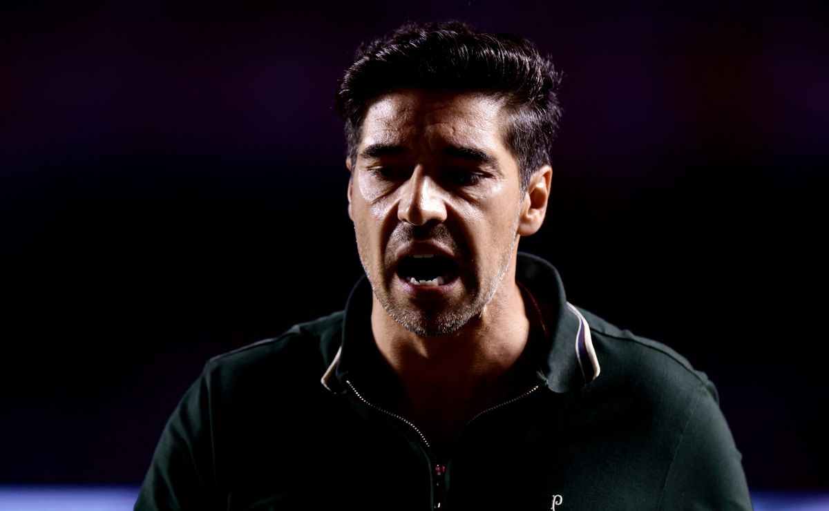 Abel Ferreira não participa da reapresentação após folga dos jogadores no Palmeiras e está em Portugal