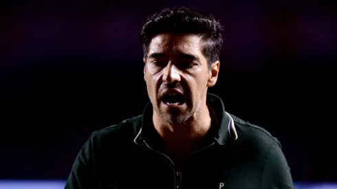 Abel Ferreira segue em Portugal.