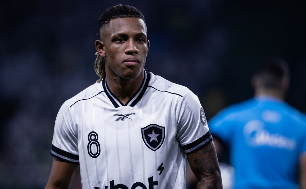 Botafogo minimiza interesse de Flamengo e Palmeiras por Danilo e prioriza negociar o volante com o exterior