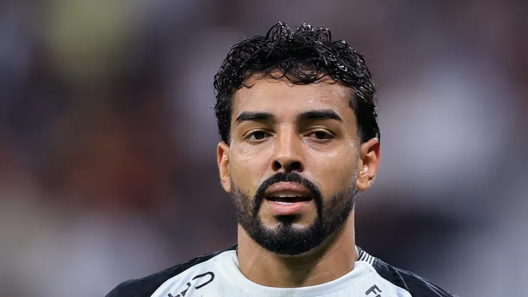 Matheus Bidu em campo com a camisa corinthiana.