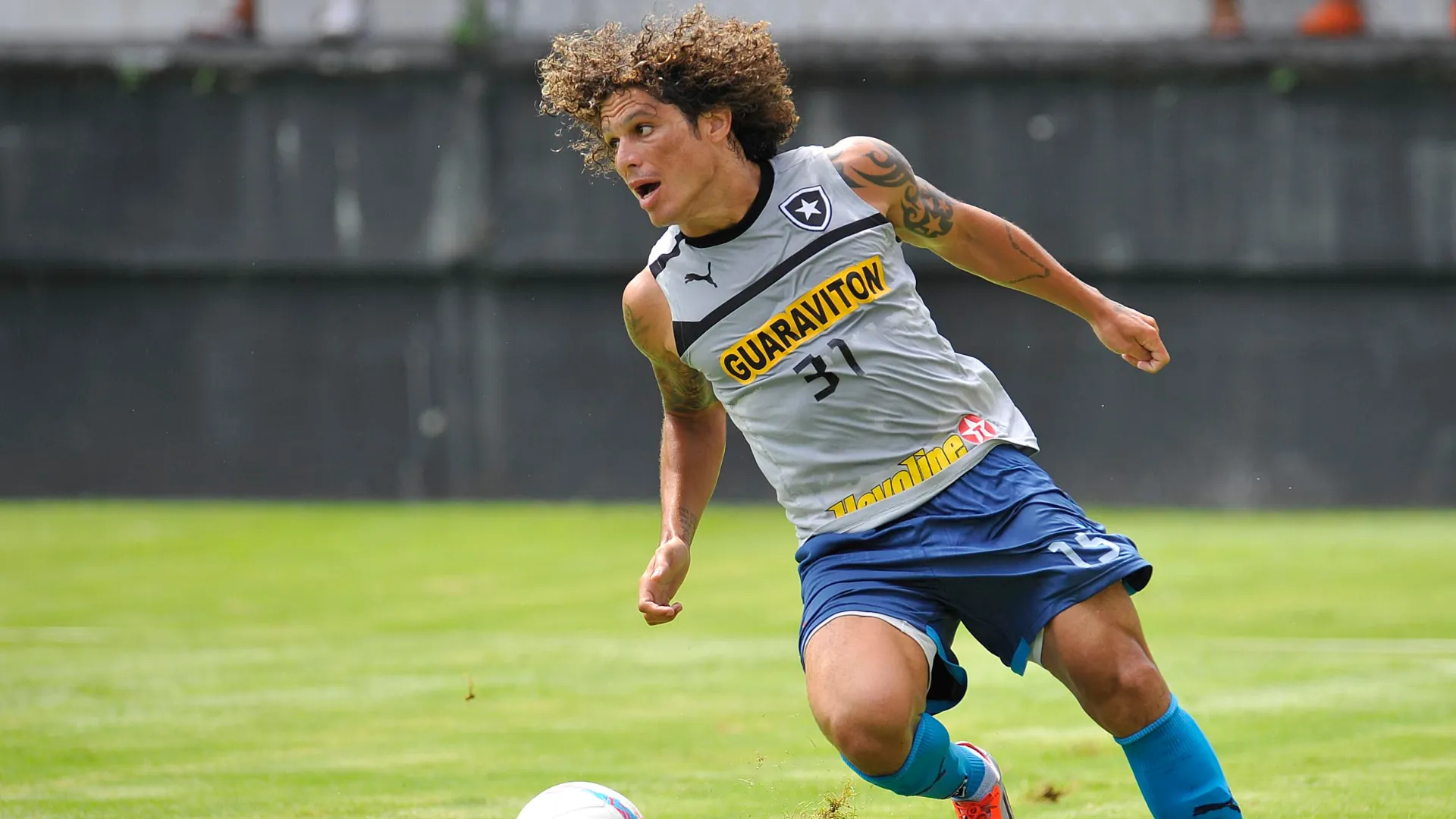 Márcio Azevedo em ação pelo Botafogo – Foto: Fernando Soutello/AGIF