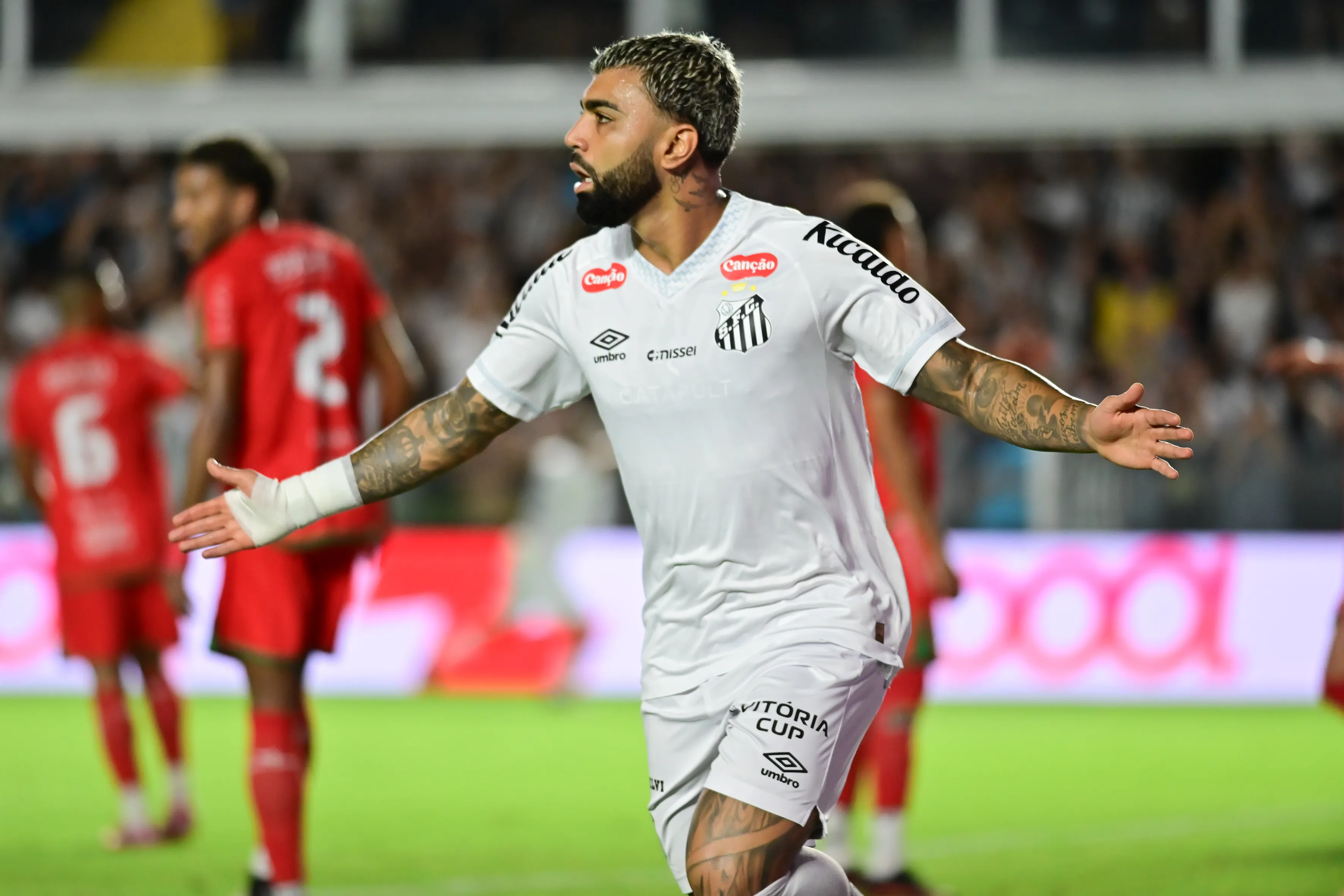 Gabigol comemora um de seus gols pelo Santos. Foto: Jota Erre/AGIF