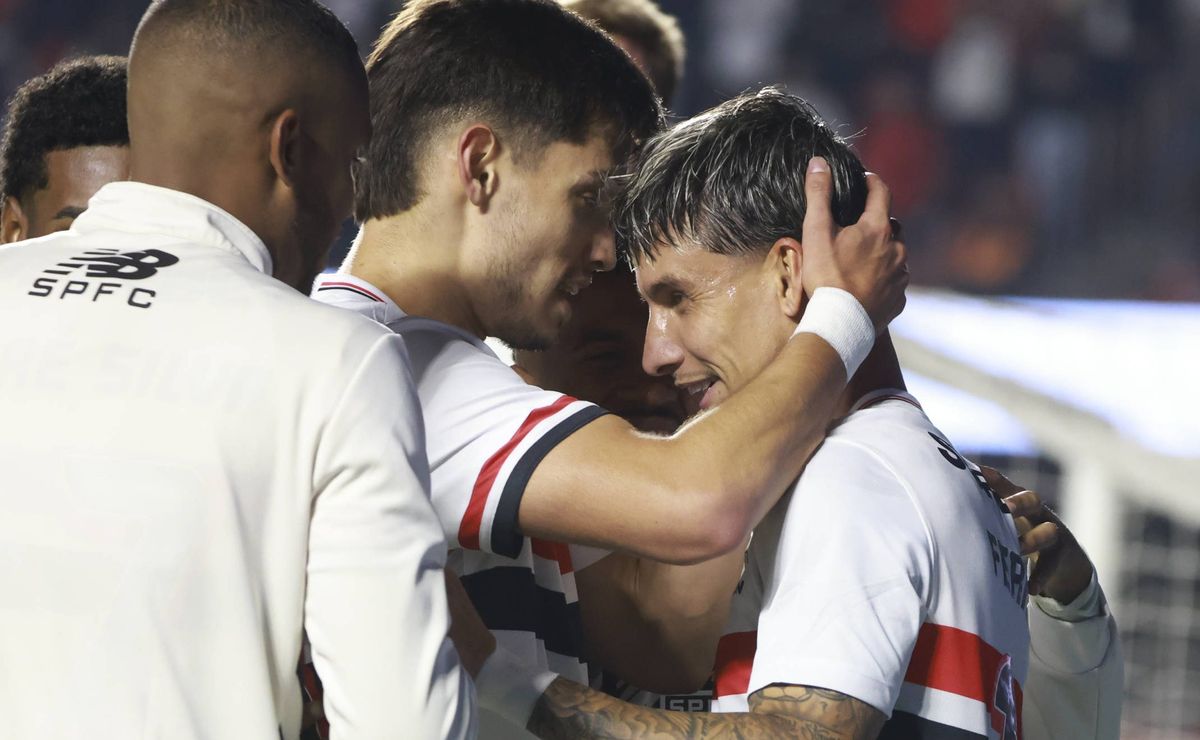 São Paulo pode vender Ferreira, Bobadilla, Tapia e até 7 jogadores na janela da Copa do Mundo