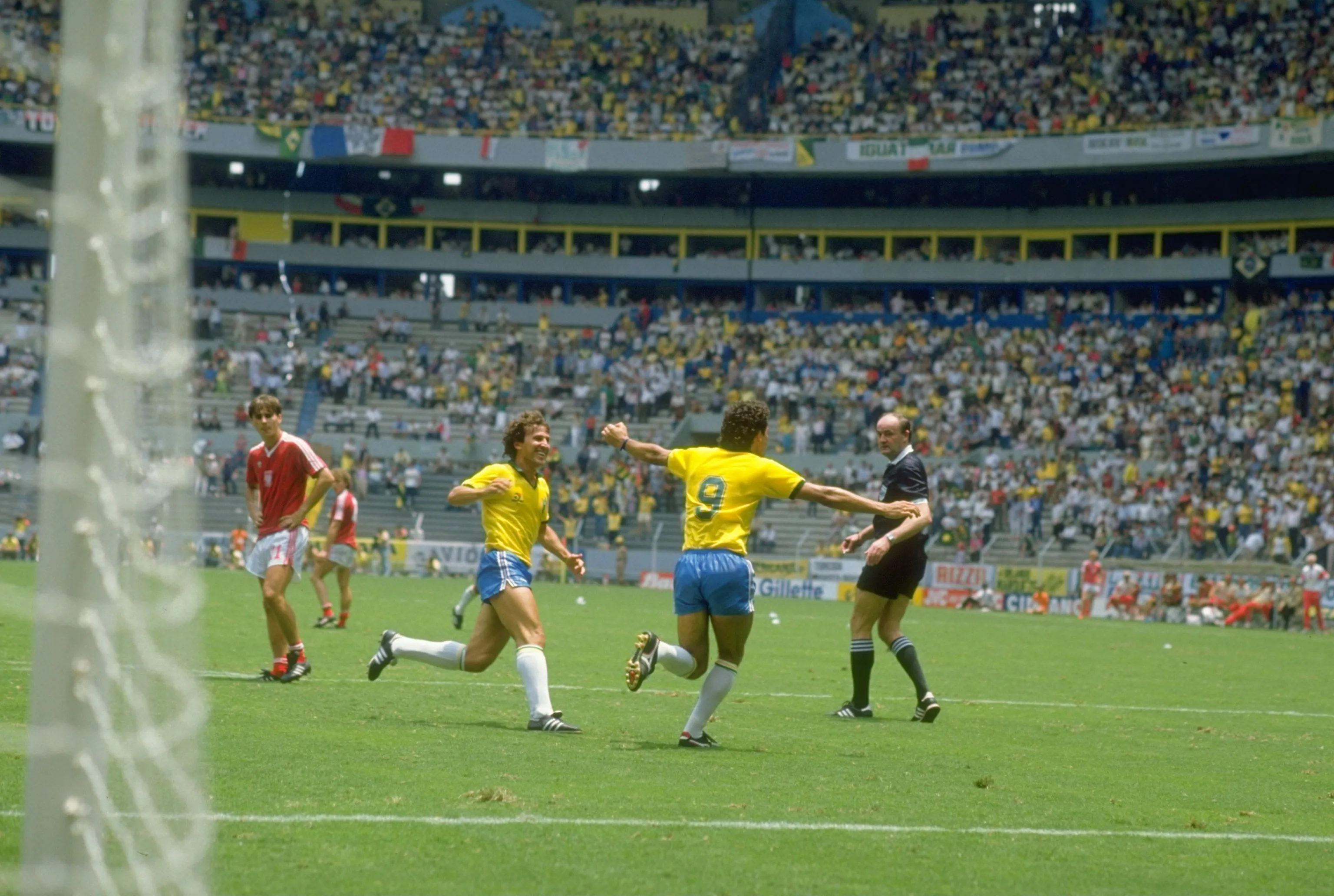 Careca (#9), do Brasil, comemora após marcar durante a partida da segunda fase da Copa do Mundo contra a Polônia, no Estádio Jalisco, em Guadalajara, México. Credit: Allsport UK /Allsport