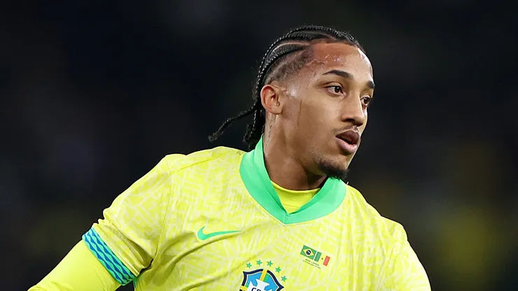 João Pedro em ação durante jogo do Brasil.