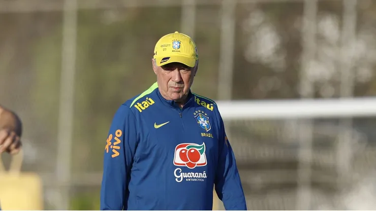 Ancelotti durante treino do Brasil.