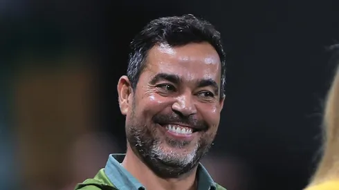 Estevao jogador do Palmeiras recebe homenagem da presidente do Palmeiras leila pereira e do diretor da base Joao Paulo Sampaio antes de sula ultima partida no estadio Arena Allianz Parque pelo campeonato Copa Libertadores 2025. Foto: Ettore Chiereguini/AGIF