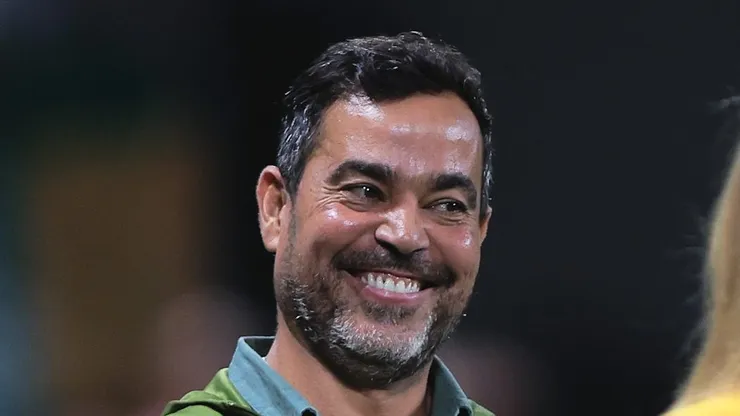 Estevao jogador do Palmeiras recebe homenagem da presidente do Palmeiras leila pereira e do diretor da base Joao Paulo Sampaio antes de sula ultima partida no estadio Arena Allianz Parque pelo campeonato Copa Libertadores 2025. Foto: Ettore Chiereguini/AGIF
