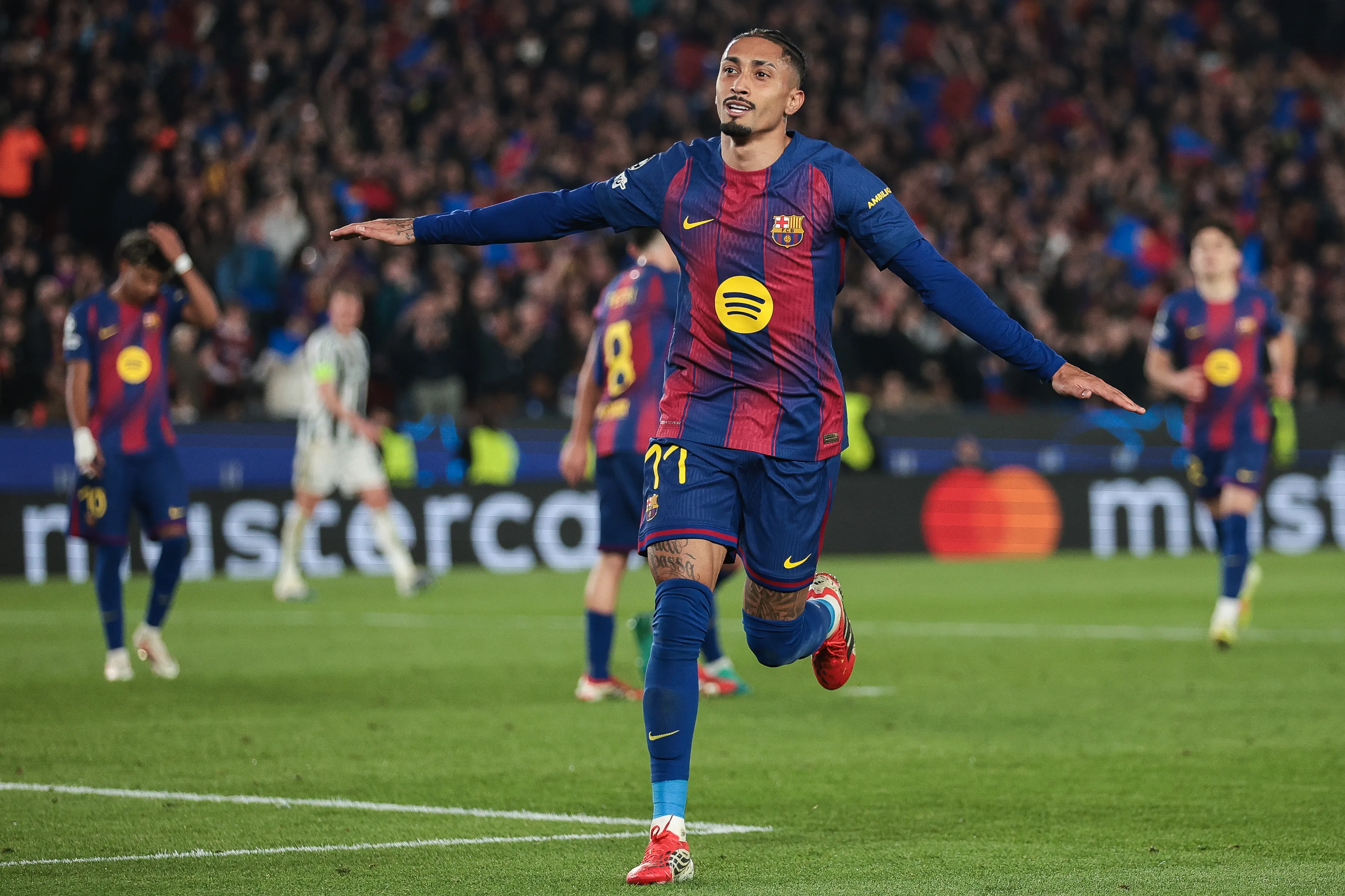 Raphinha, do Barcelona, comemora após marcar o sétimo gol da equipe durante a partida de volta das oitavas de final da Champions League 2025/26. (Photo by Eric Alonso/Getty Images)