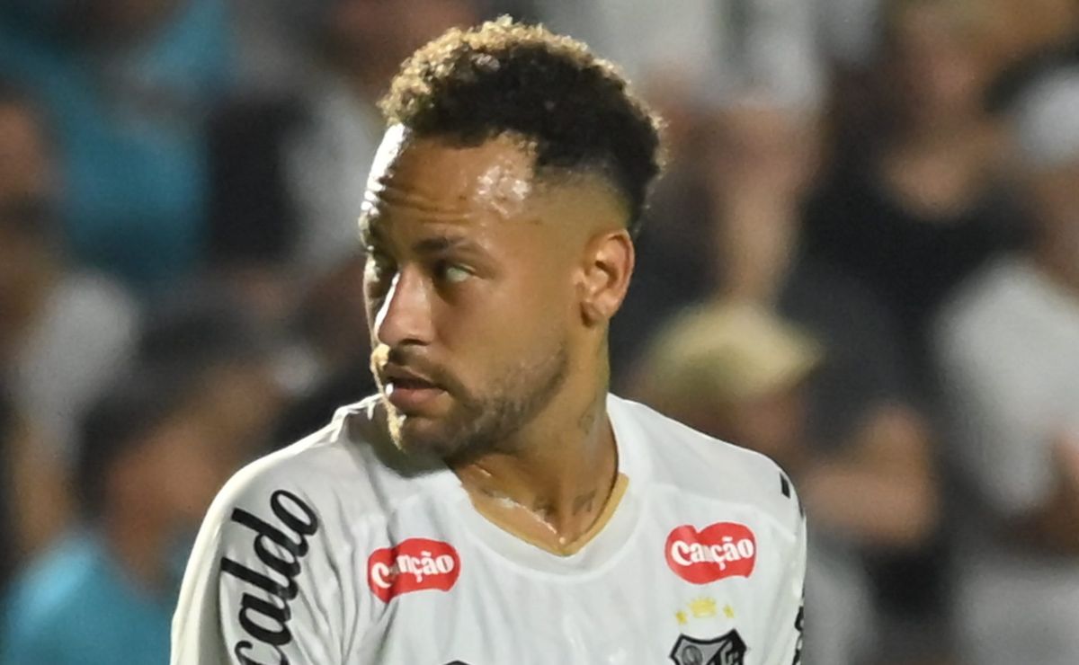 Neymar é preservado no treino de campo juntamente com Mayke e faz apenas musculação