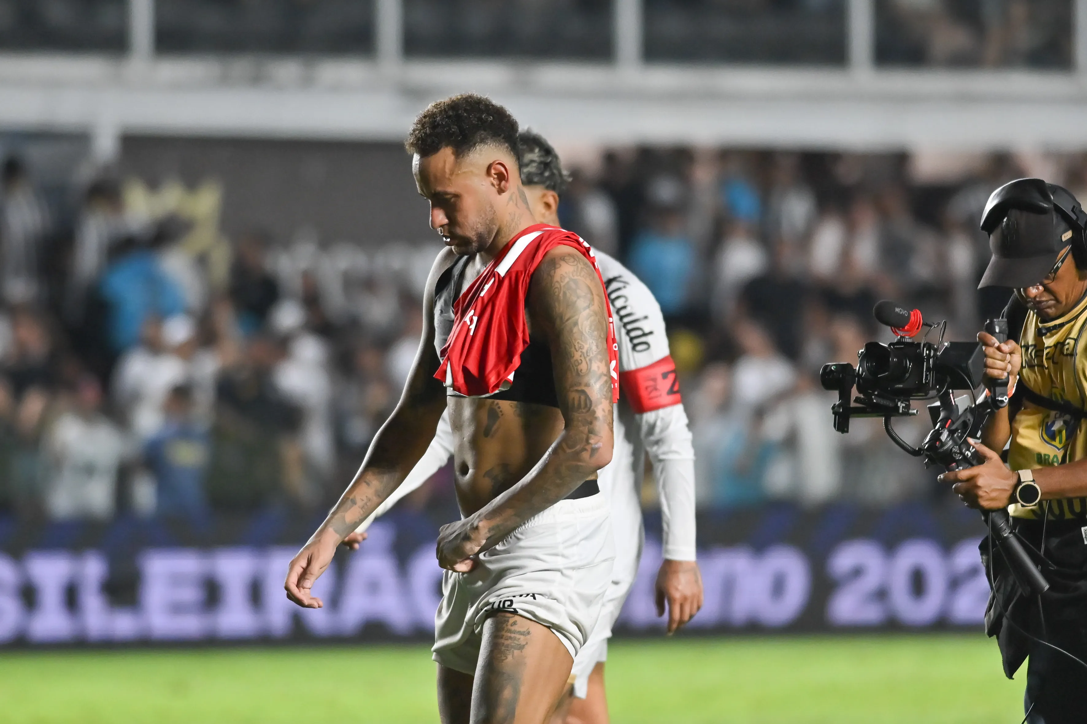 Neymar Jr jogador do Santos lamenta derrota ao final da partida contra o Internacional no estadio Vila Belmiro pelo campeonato Brasileiro A 2026. Foto: Jota Erre/AGIF