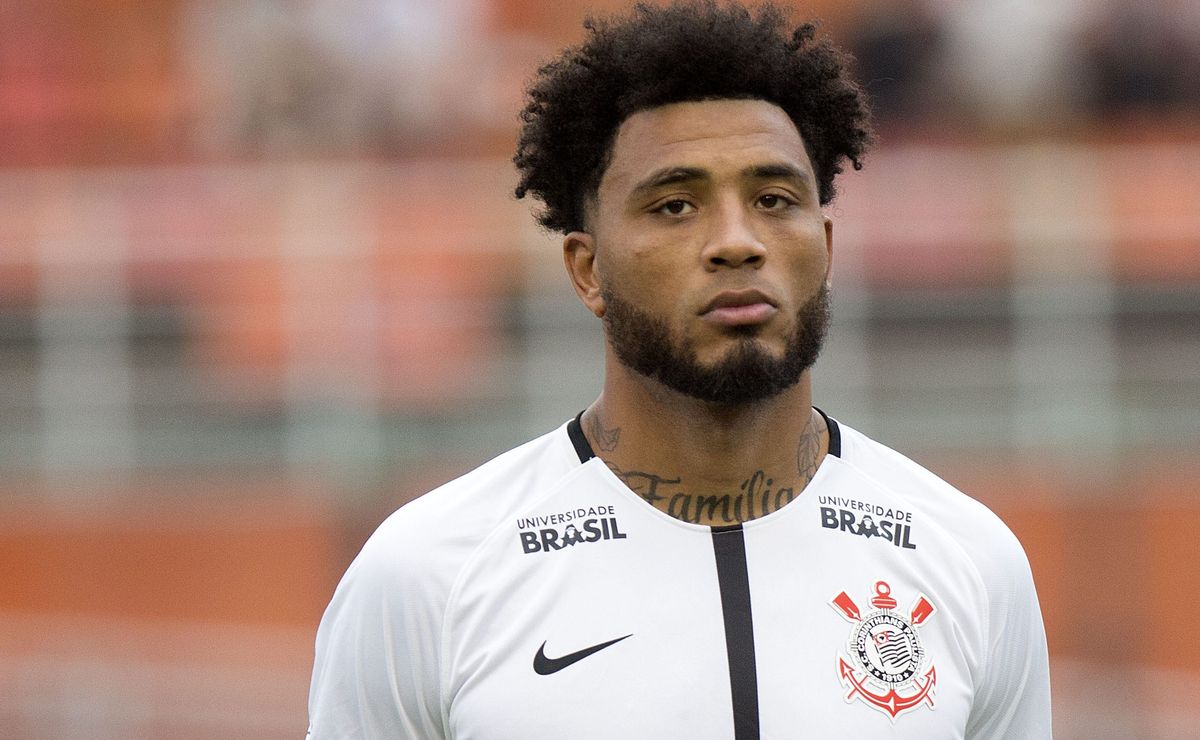 Ex-Corinthians, Kazim vira técnico e tenta salvar Crawley Town de queda na League Two