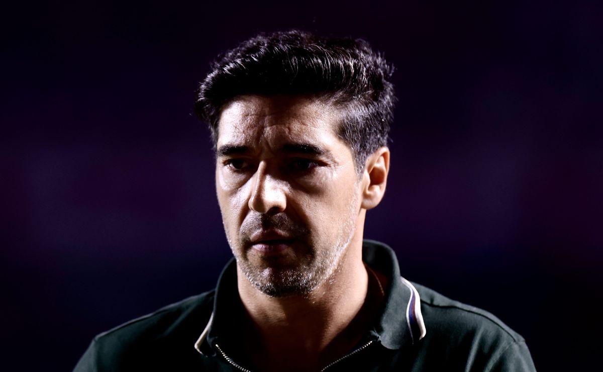 Abel é denunciado no STJD por comportamento contra o São Paulo e pode pegar de 1 a 6 jogos de gancho