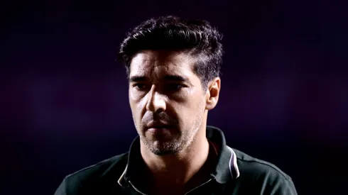 Abel Ferreira tecnico do Palmeiras recebe cartao vermelho do arbitro durante partida contra o Sao Paulo no estadio Morumbi pelo campeonato Brasileiro A 2026. Foto: Marcello Zambrana/AGIF