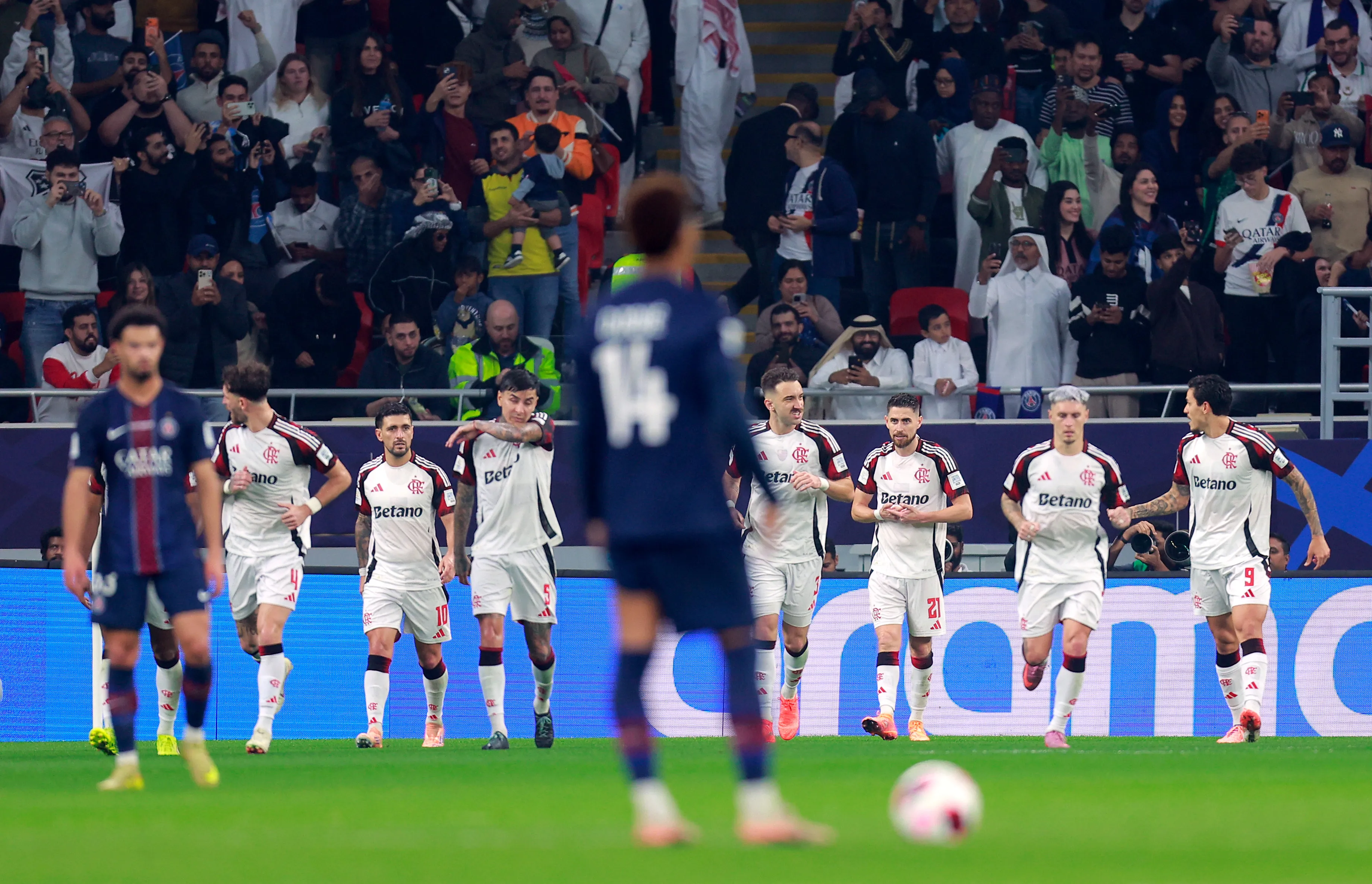 Léo Pereira volta a enfrentar jogadores do PSG em amistoso contra a França. Getty Images/Getty Images)