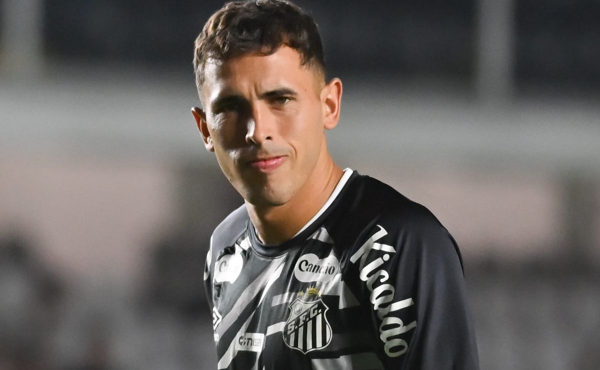 Christian Oliva causa impacto imediato no Santos ao assumir protagonismo no meio de campo de Cuca