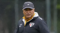 Roger Machado em treino no CT da Barra Funda - Foto: Rubens Chiri / São Paulo FC