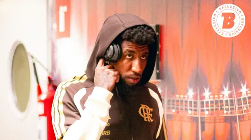 Emerson Royal jogador do Flamengo durante viagem com a delegação do Rubro-Negro