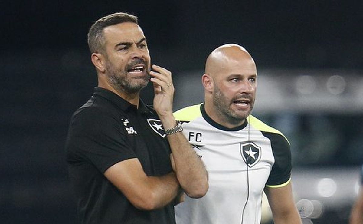 Botafogo tem negociações avançadas com ex-auxiliar de Artur Jorge, Franclim Carvalho, revela jornal português