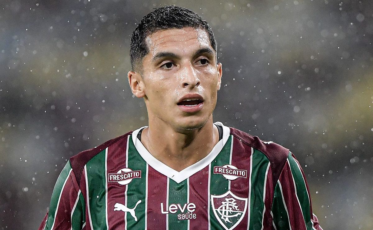 Serna perde espaço no Fluminense para Savarino, mas é bem avaliado internamente
