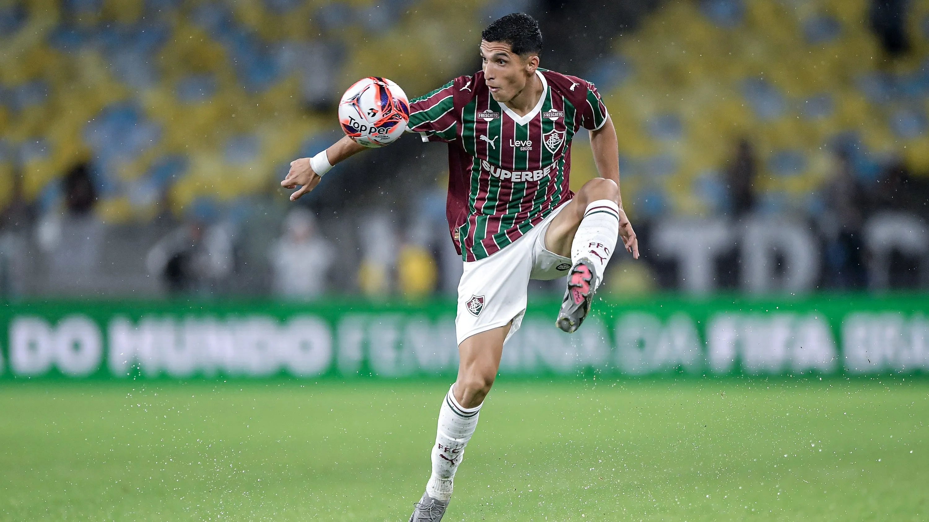 Kevin Serna jogador do Fluminense durante partida contra o Flamengo no estadio Maracana pelo campeonato Carioca 2026. Foto: Thiago Ribeiro/AGIF