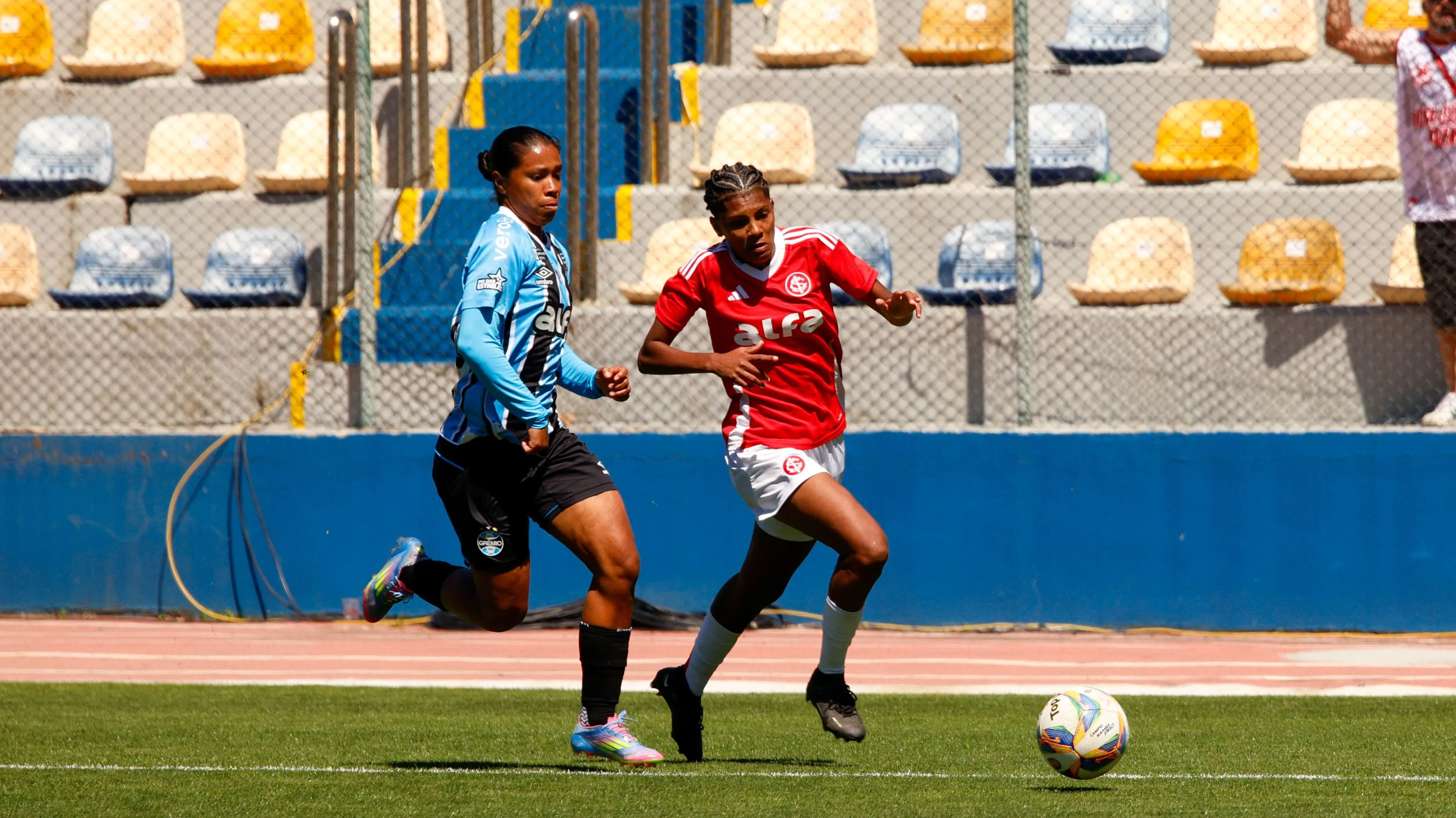 Internacional e Grêmio em campo pelo Campeonato Gaúcho Feminino