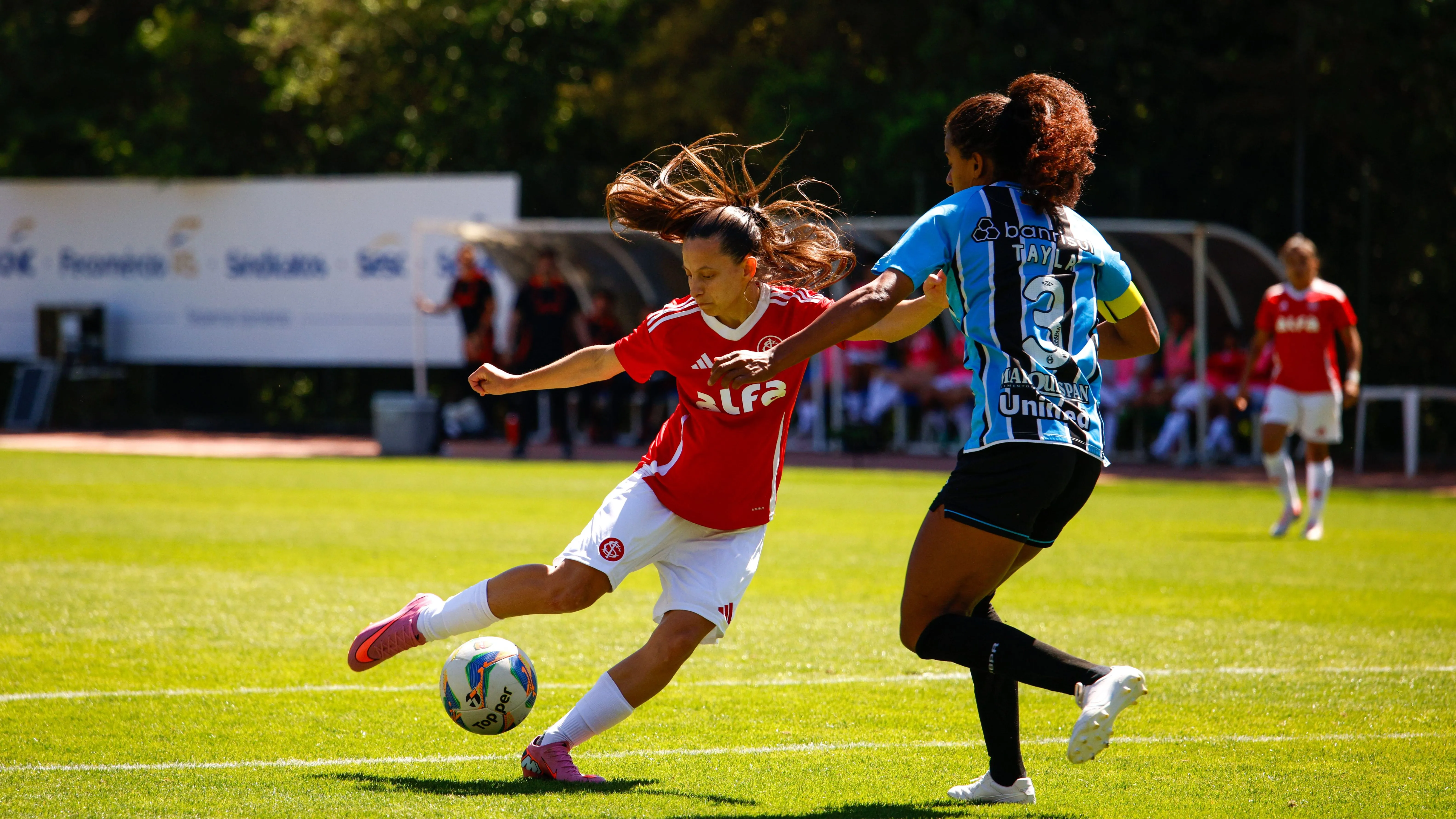 Jogadoras do Grêmio e Internacional no duelo pelo Gaúcho Feminino