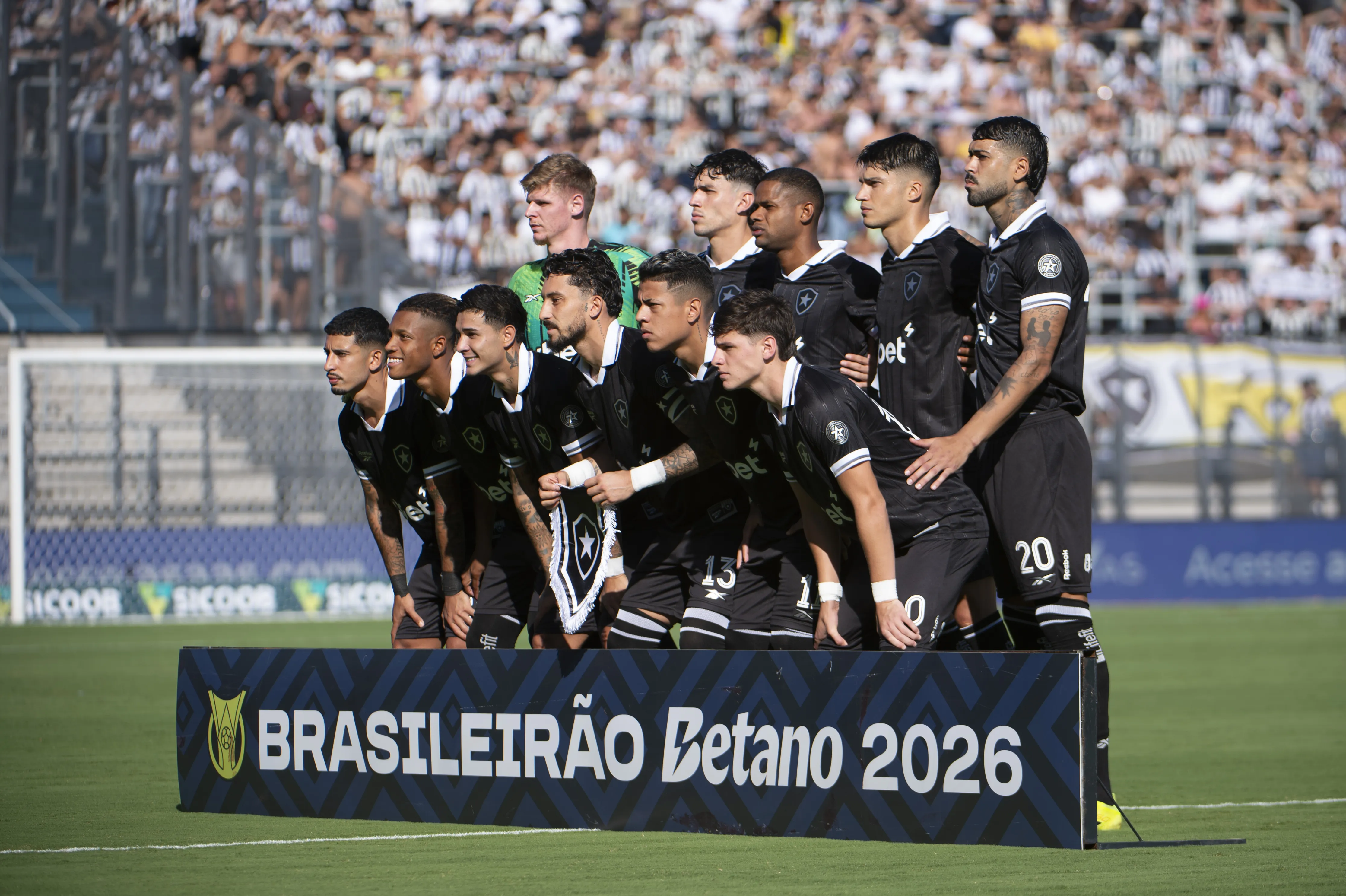 SP – BRAGANCA PAULISTA – 21/03/2026 – BRASILEIRO A 2026, BRAGANTINO X BOTAFOGO – Jogadores do Botafogo posam para foto antes na partida contra Bragantino no estadio Cicero De Souza Marques pelo campeonato Brasileiro A 2026. Foto: Anderson Romao/AGIF