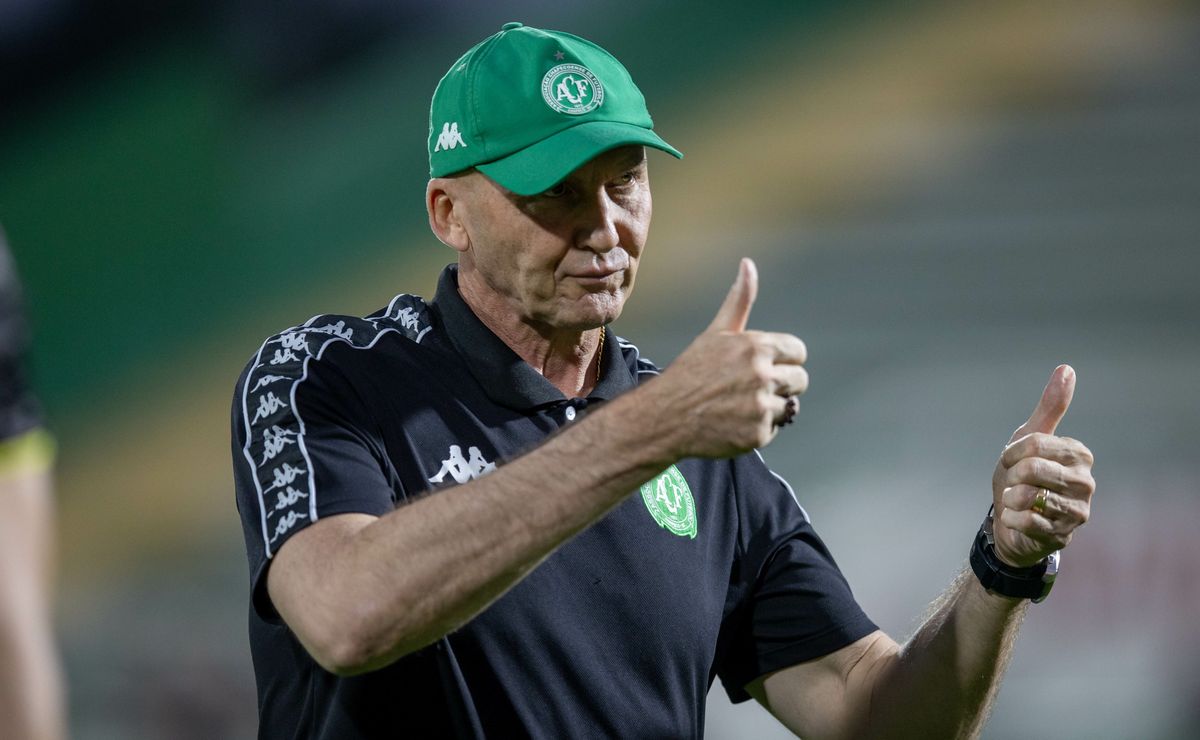 Gilmar Dal Pozzo cobra agilidade na Chapecoense após conversar com Pedro Raul, do Corinthians