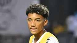 Robinho Jr. em campo com a camisa do Peixe.