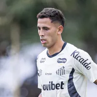 Oliva mal vira titular do Santos e gera influência na defesa