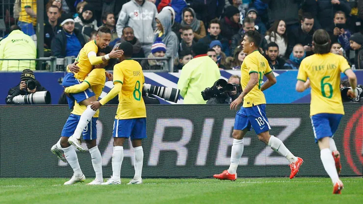 Seleção comemorando um gol contra a França. (Photo by Dean Mouhtaropoulos/Getty Images)