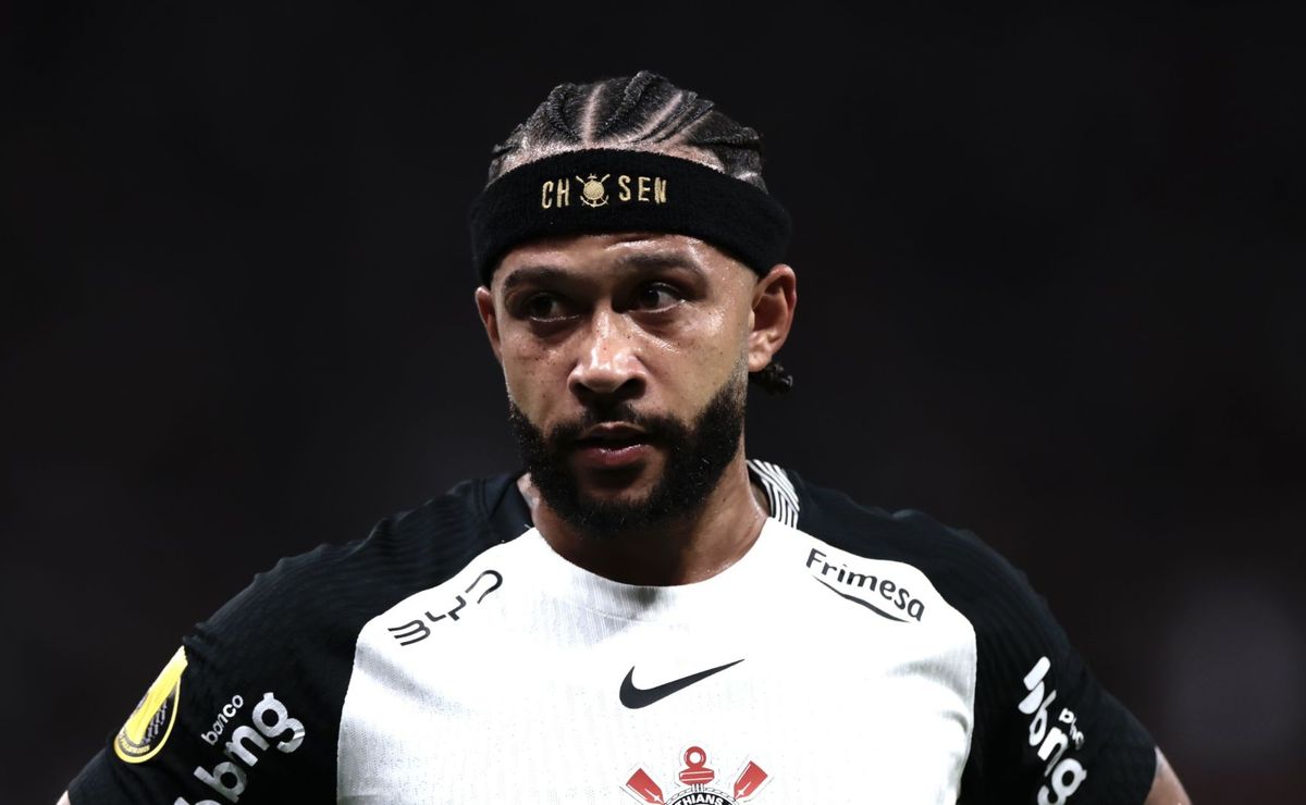 Depay é denunciado no STJD por uso de celular em Corinthians x Flamengo