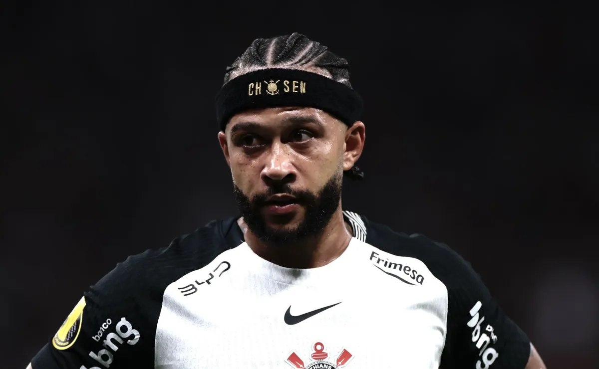 Depay é denunciado no STJD por uso de celular em Corinthians x Flamengo