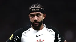 Depay é denunciado no STJD por uso de celular em Corinthians x Flamengo — Foto Marcello ZambranaAGIF