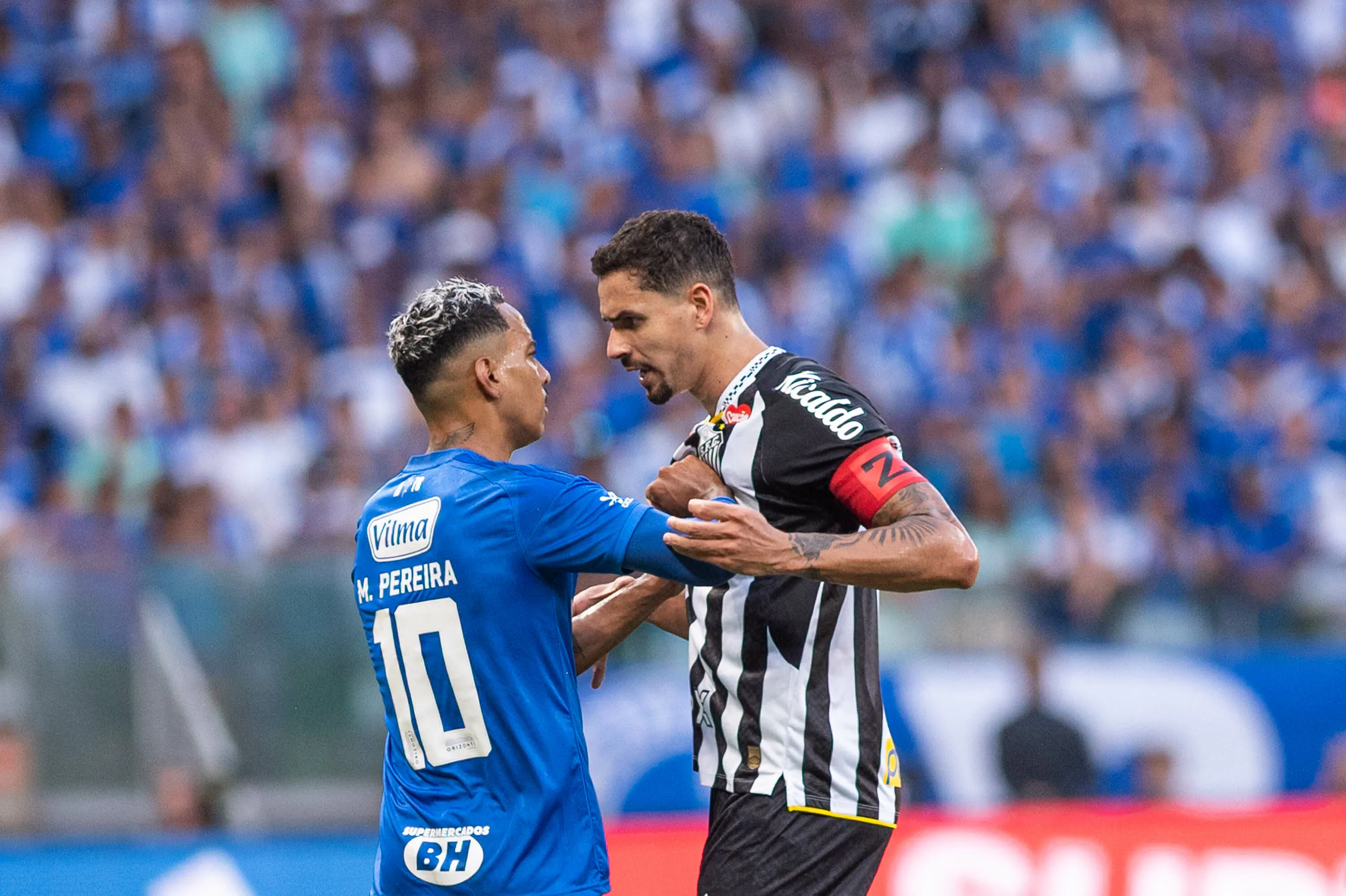 MG – BELO HORIZONTE – 22/03/2026 – BRASILEIRO A 2026, CRUZEIRO X SANTOS – Tumulto entre jogadores do Cruzeiro e jogadores do Santos durante partida no estadio Mineirao pelo campeonato Brasileiro A 2026. Foto: Alessandra Torres/AGIF