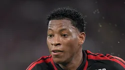 Plata em campo com a camisa do Flamengo.