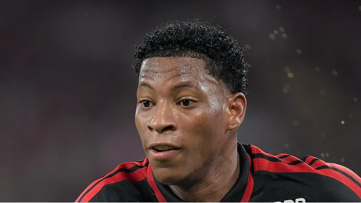 Plata em campo com a camisa do Flamengo.