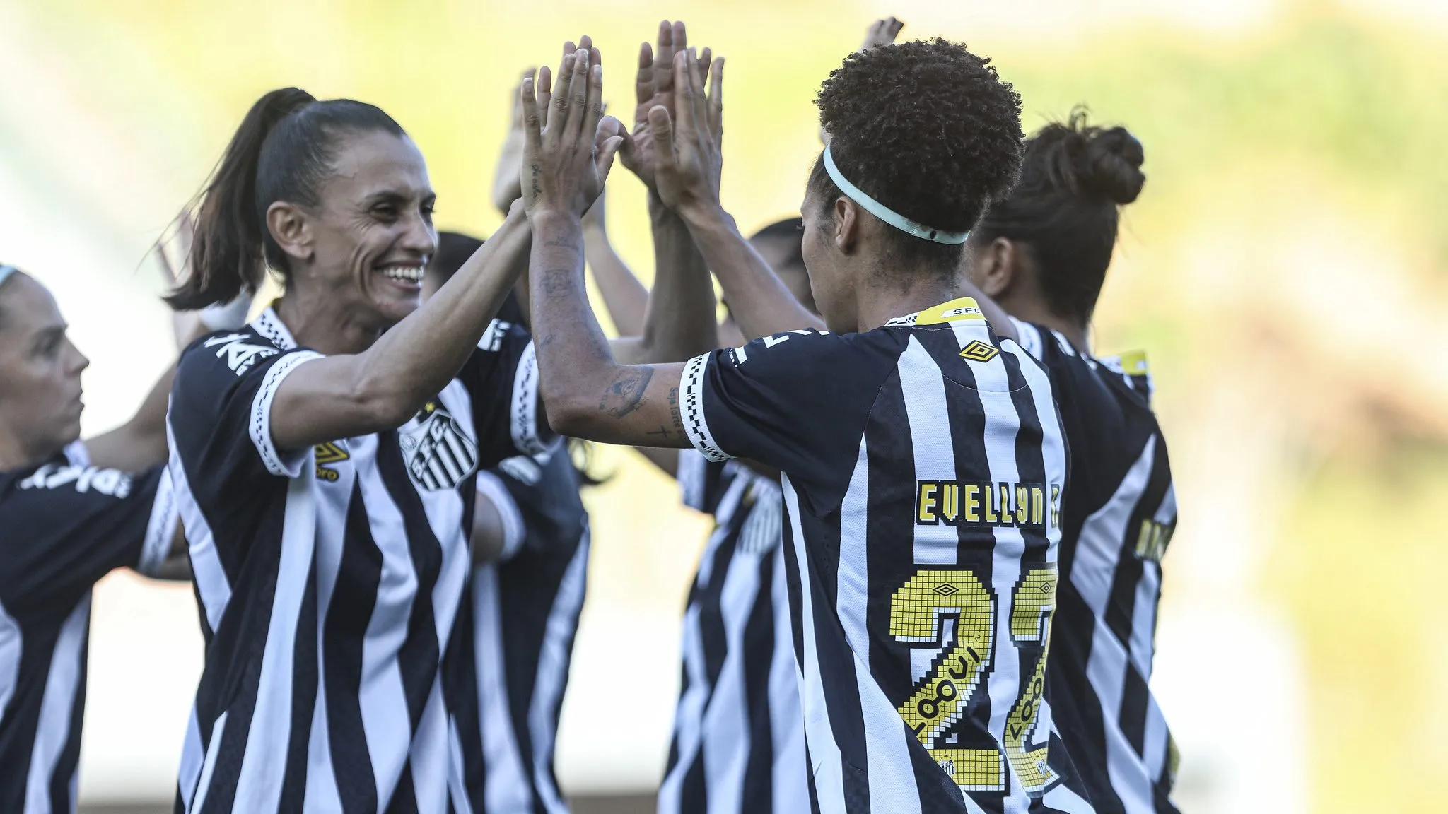 Elenco feminino do Santos em jogo contra o Bahia