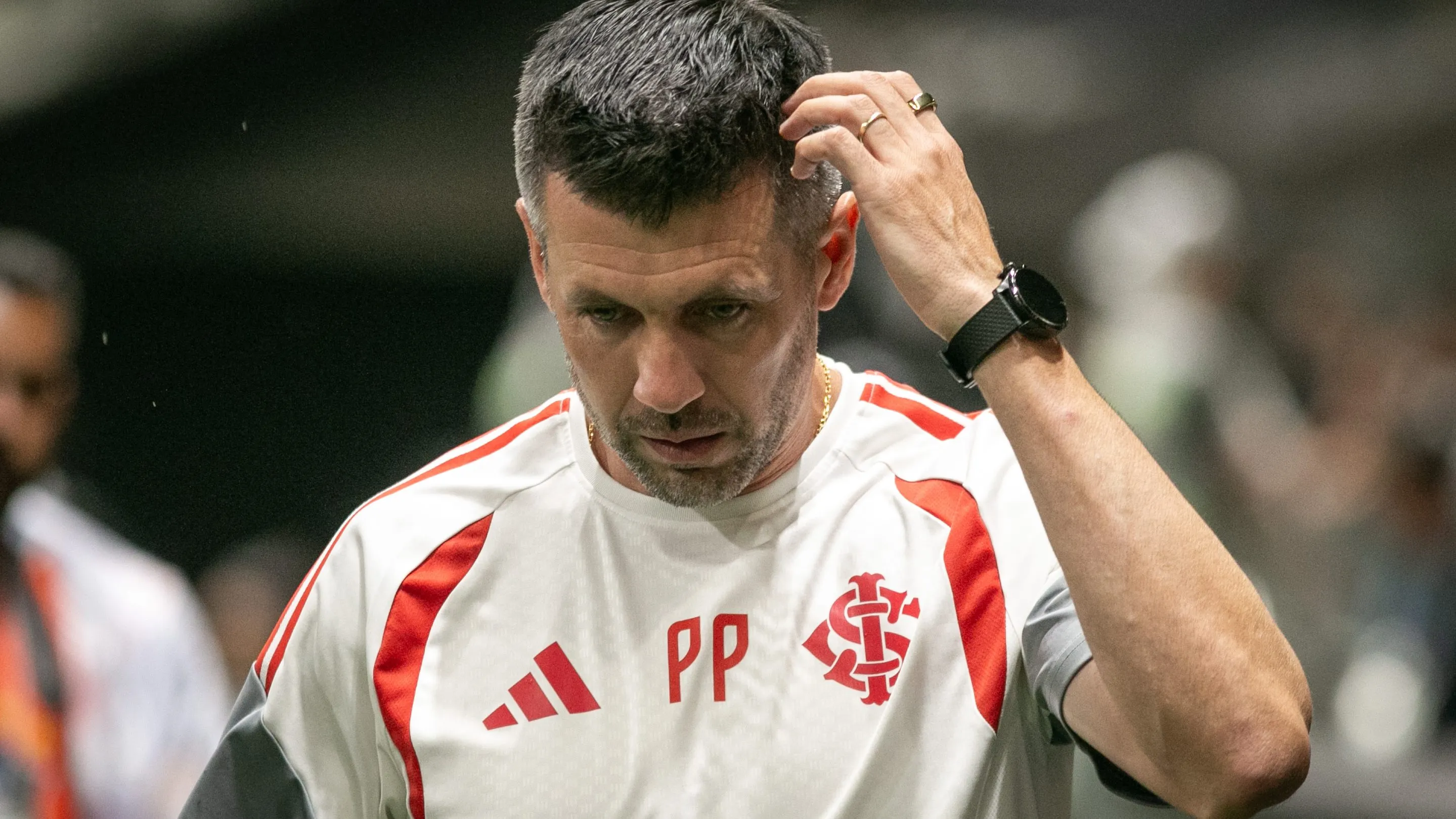 Pezzolano precisa de um zagueiro no Colorado – Foto: Fernando Moreno/AGIF