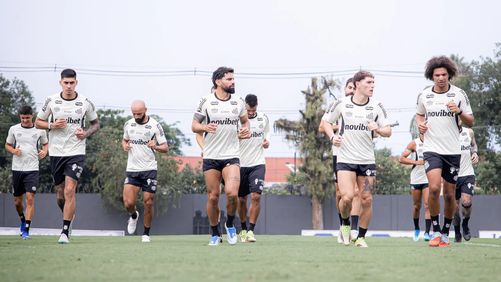 Elenco do Santos durante treino no CT Rei Pelé. Foto: Raul Baretta/Santos FC