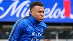 Mbappé, da França, entra em campo antes do amistoso internacional entre Brasil e França. (Photo by Michael Owens/Getty Images)