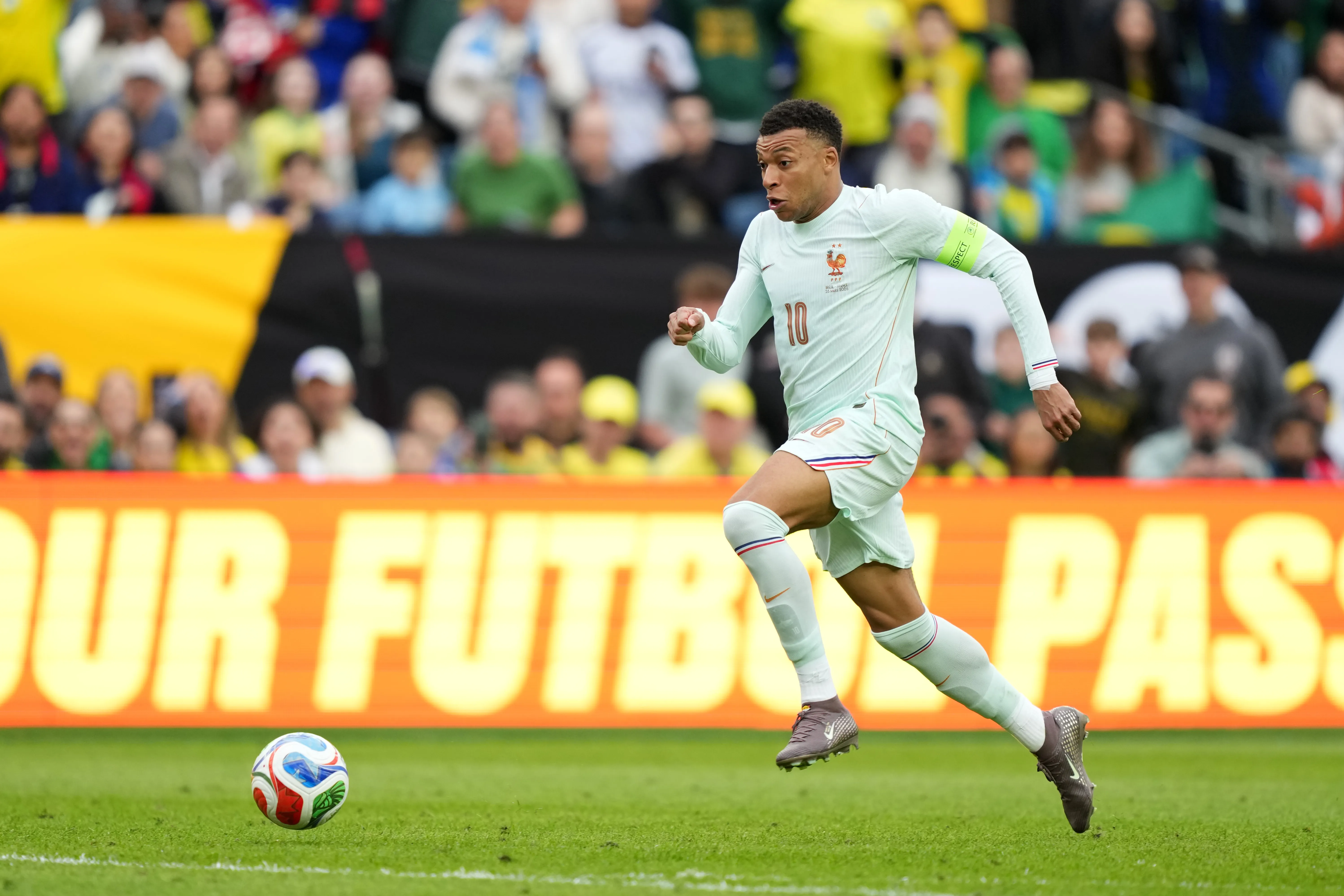 Mbappé carrega bola rumo à meta de Ederson para abrir o placar para a França em Boston – Foto: Michael Owens/Getty Images