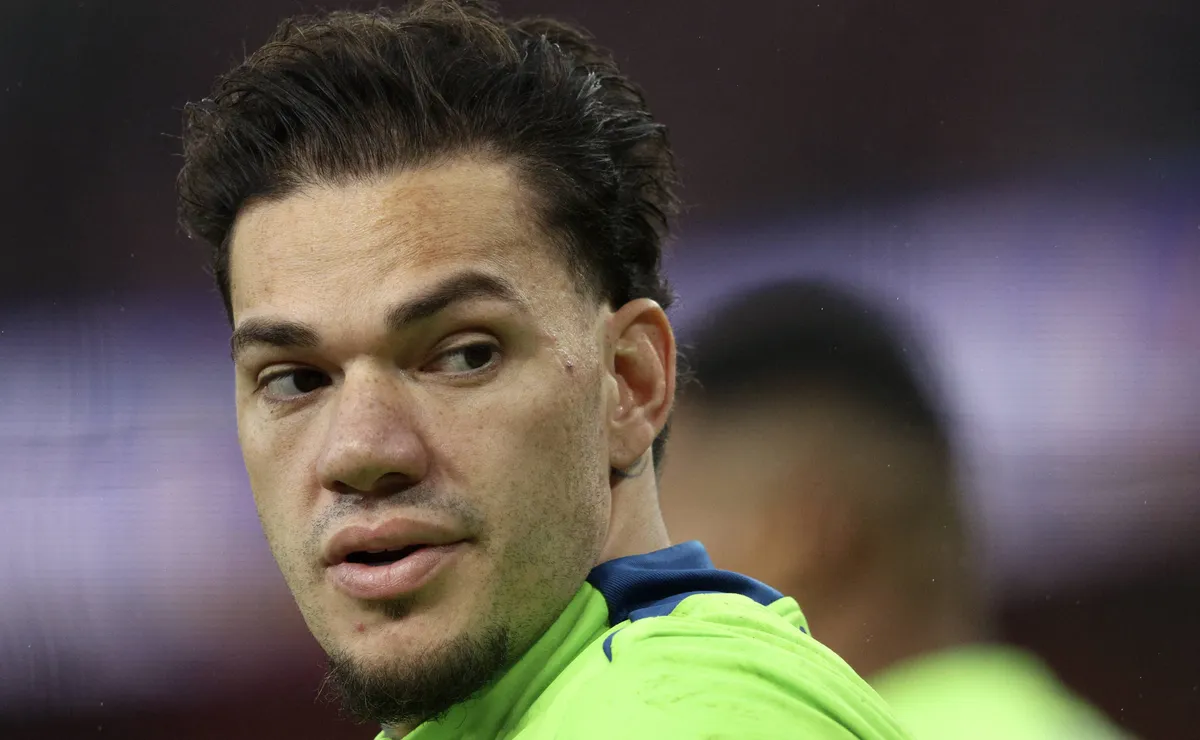 Ederson arrisca demais, erra saídas de bola em Brasil x França e é alvo no SporTV: “Já passou de susto”