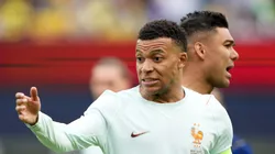 Mbappé em ação durante amistoso contra o Brasil.