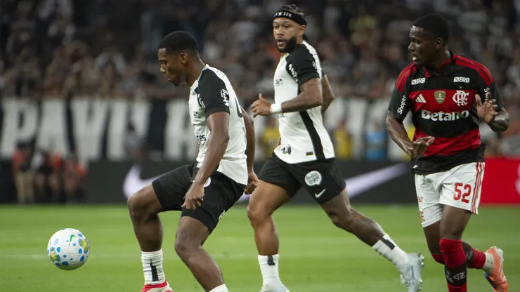 André jogador do Corinthians disputa lance com Evertton jogador do Flamengo. Foto: Anderson Romão/AGIF