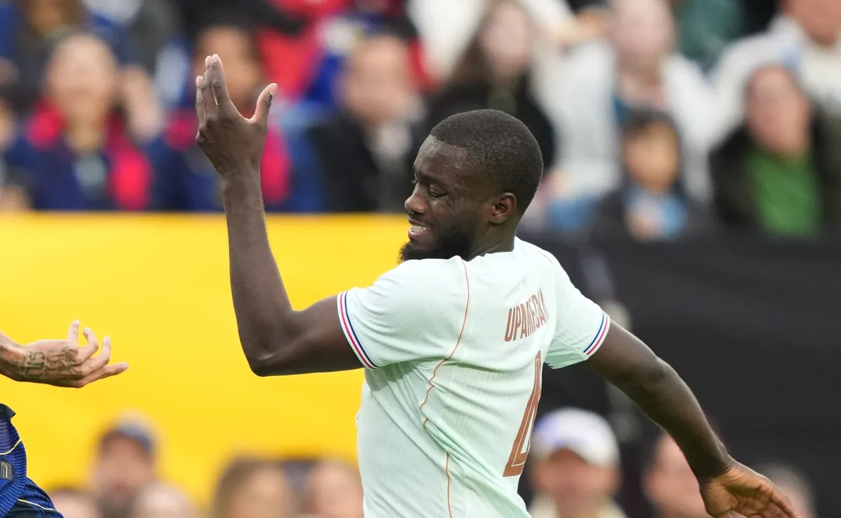 Upamecano leva vermelho direto contra a Seleção Brasileira após revisão do VAR, e Luís Roberto aprova