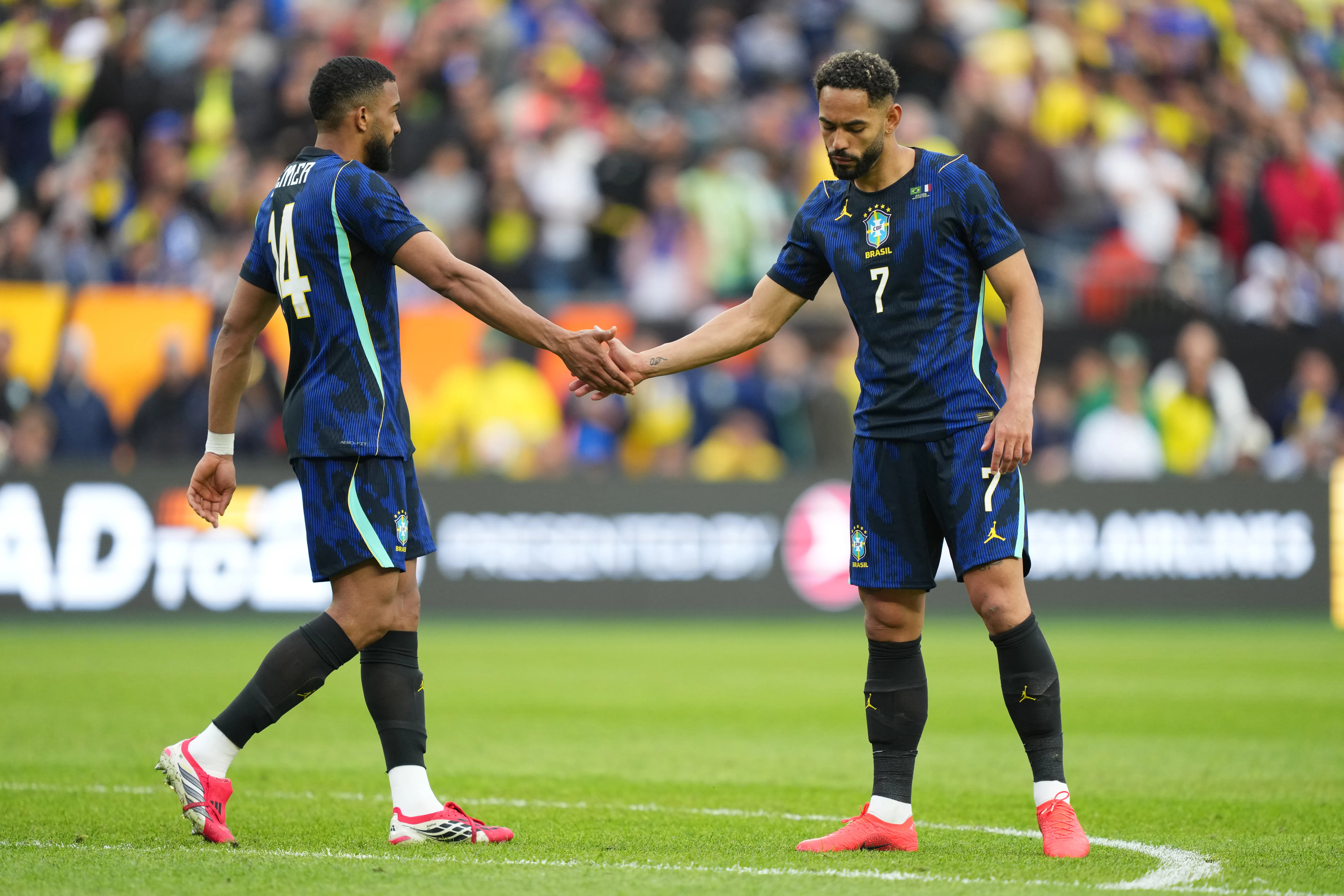 Bremer (à esquerda) é cumprimentado por Matheus Cunha após diminuir o placar para o Brasil – Foto: Michael Owens/Getty Images