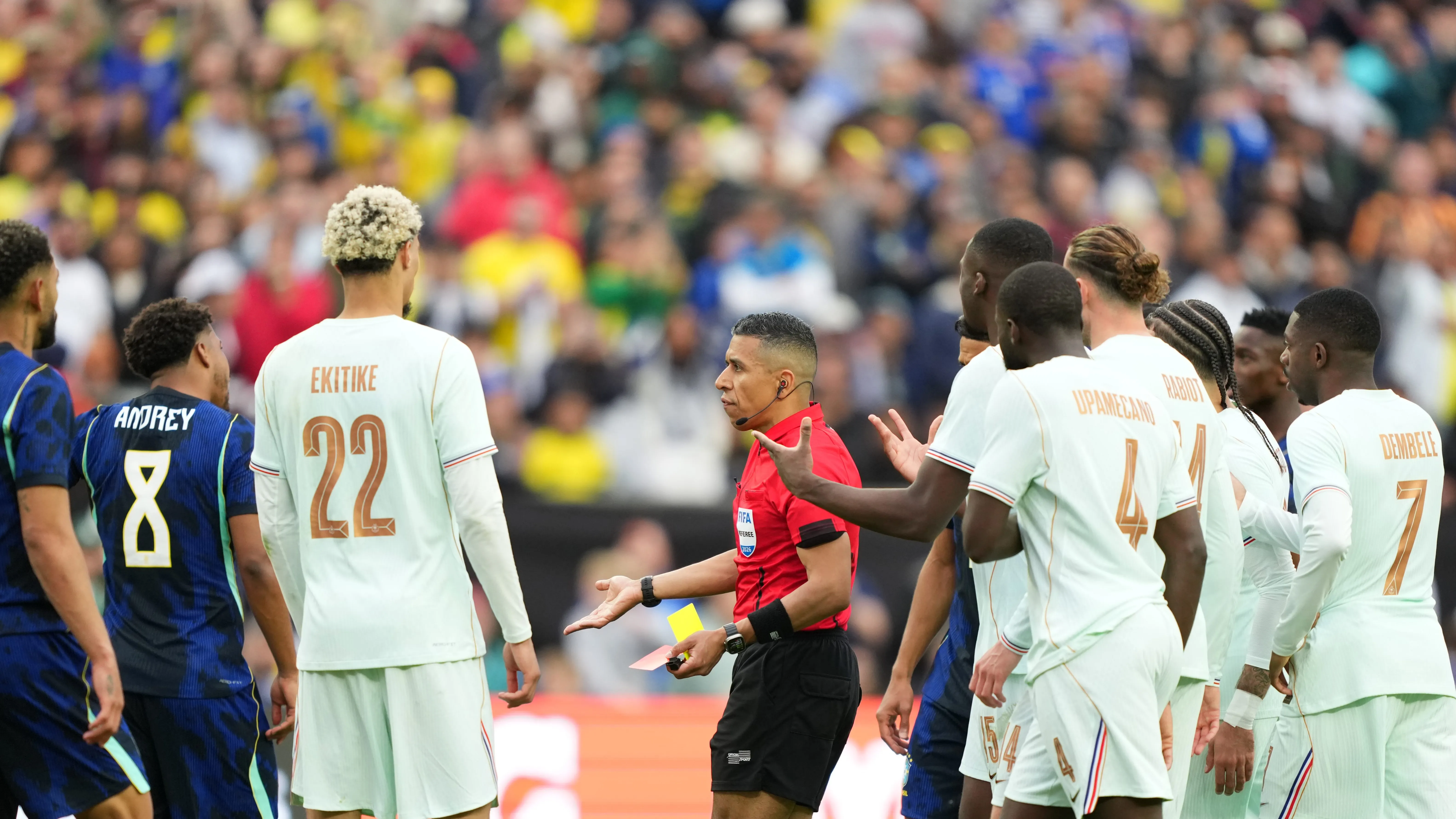 Foto: Michael Owens/Getty Images – Árbitro norte-americano expulsou defensor francês.